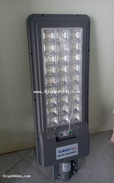 كشاف شمسي مودي 300 وات مدمج - عملي