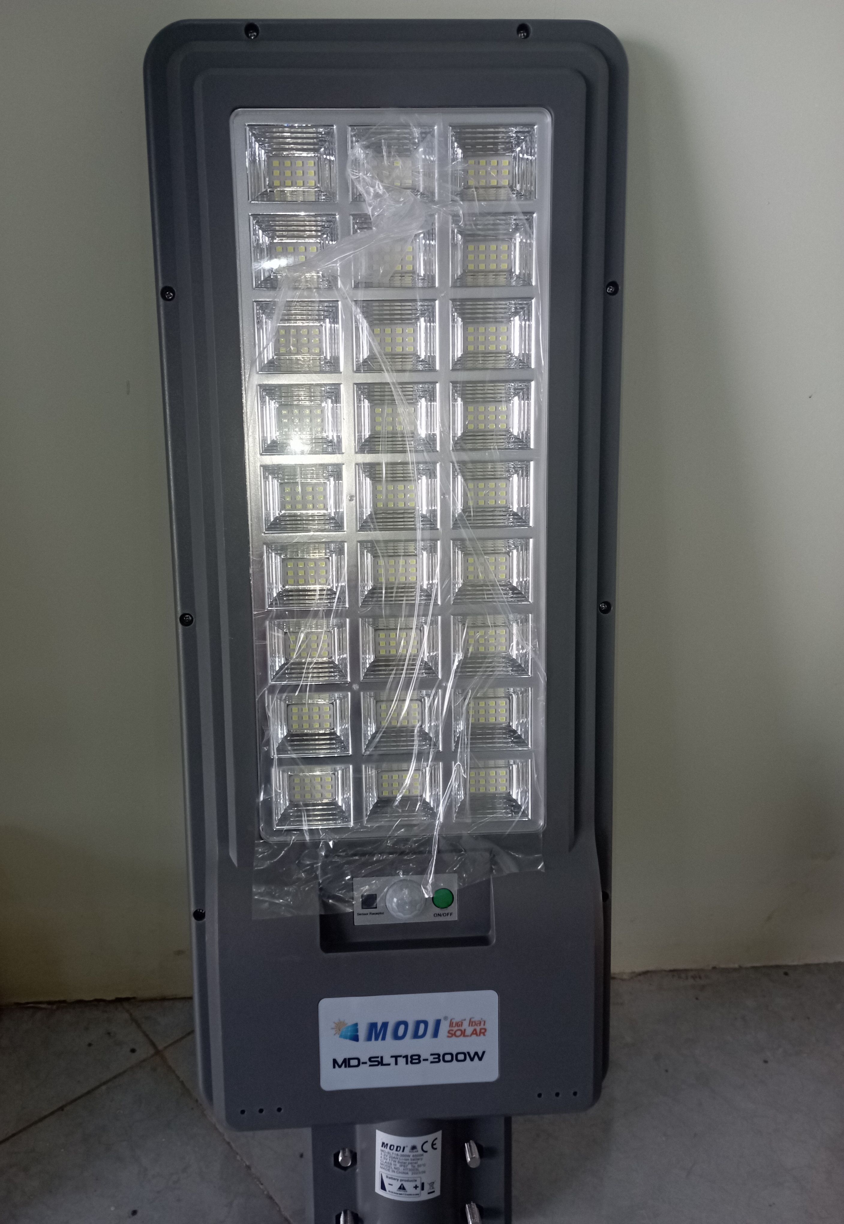 كشاف شمسي مودي 300 وات مدمج - عملي